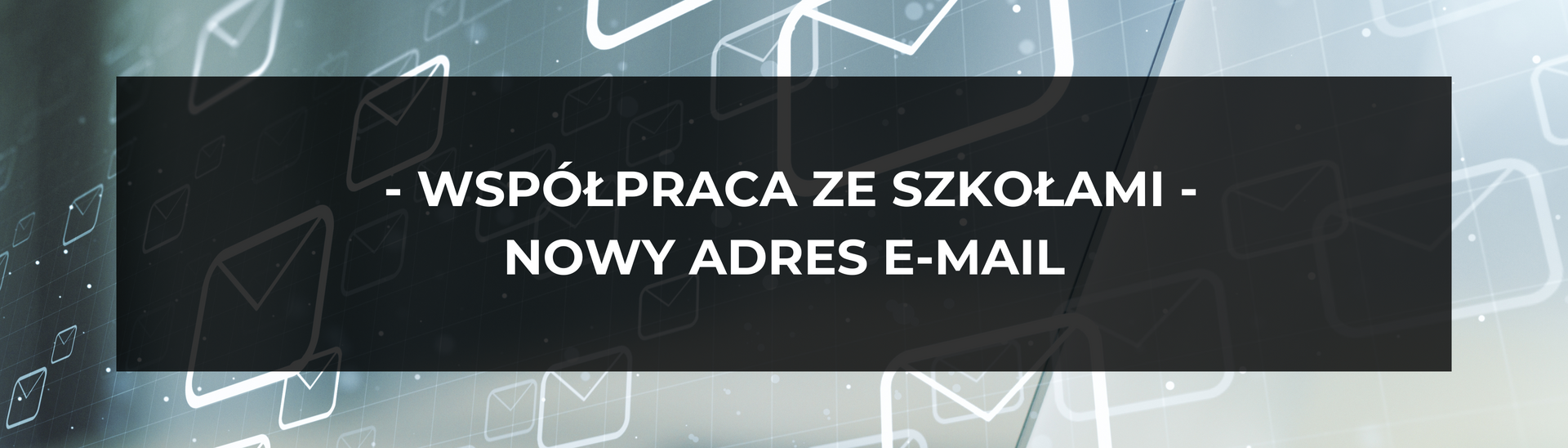 Grafika w tle posiada koperty (listy). W centralnej części znajduje się ciemne pole z informacją o nowym adresie e-mail do współpracy ze szkołami.