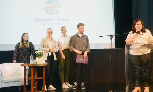 Zdjęcie przedstawia uczestników konkursu dla studentów architektury krajobrazu, który odbywał się w Polanicy-Zdrój