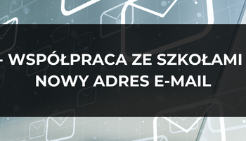 Grafika w tle posiada koperty (listy). W centralnej części znajduje się ciemne pole z informacją o nowym adresie e-mail do współpracy ze szkołami.